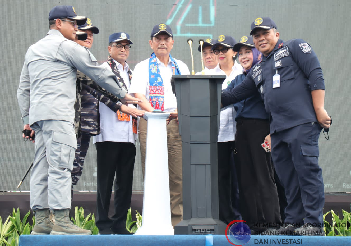 Sampah Laut Isu Krusial, Menko Luhut: Semua Pihak Harus Kompak dan Cermat Menanganinya