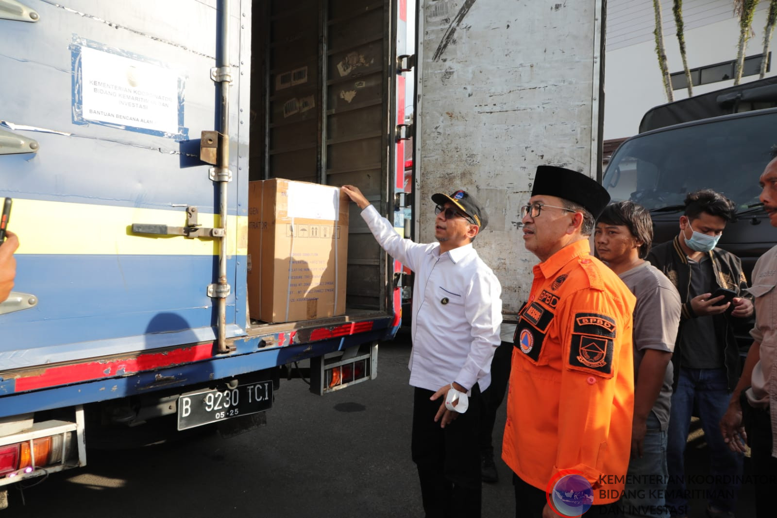 Peduli Gempa Cianjur, Kemenko Marves Serahkan Bantuan untuk Korban Bencana 