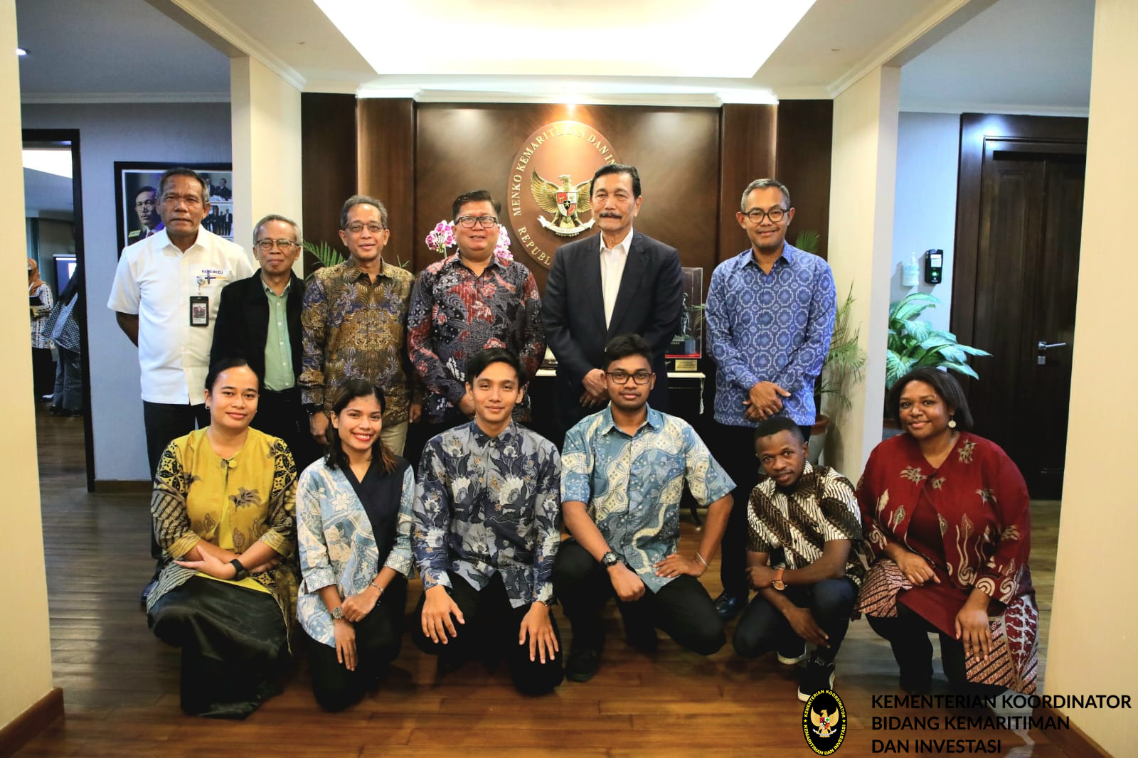 Menko Luhut Menyambut Para Penerima Beasiswa AIS Innovator Scholarship