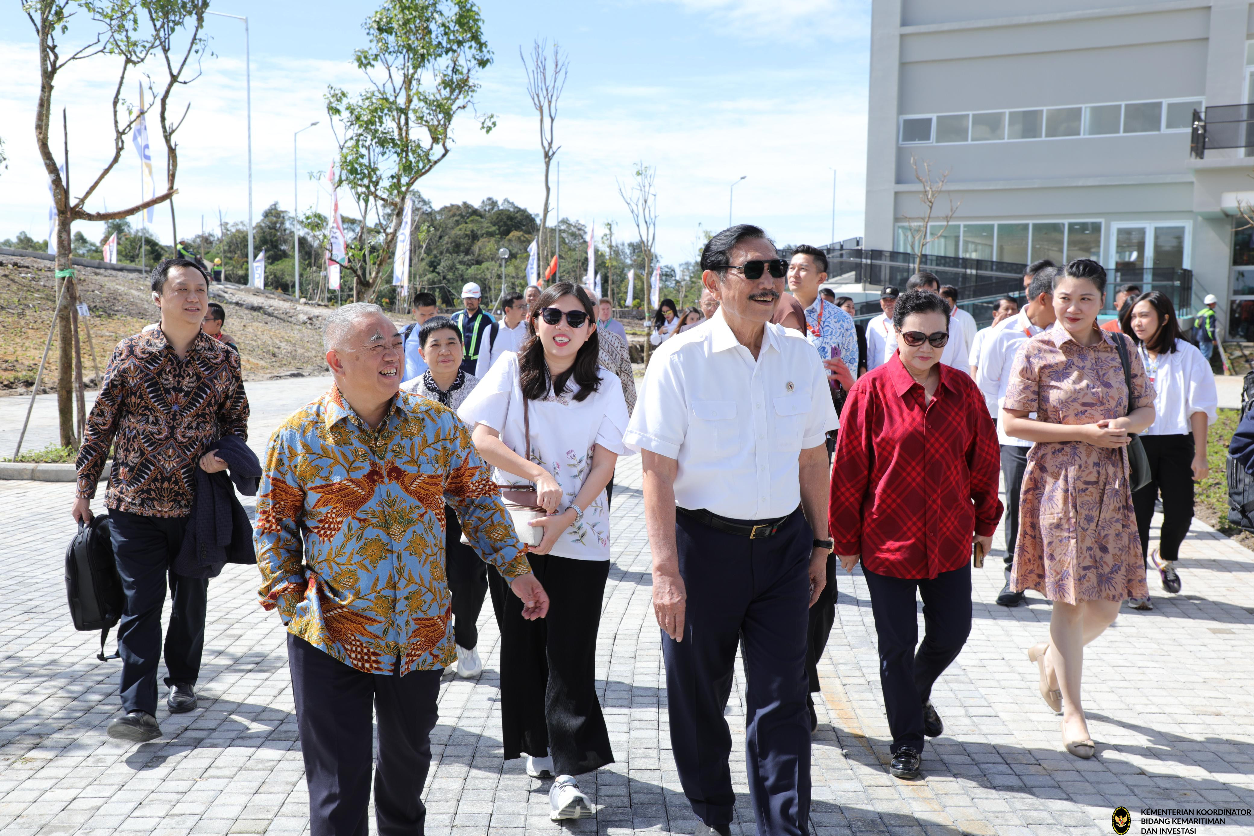 Dokumentasi Menko Luhut melakukan kunjungan TSTH2 dengan para mitra