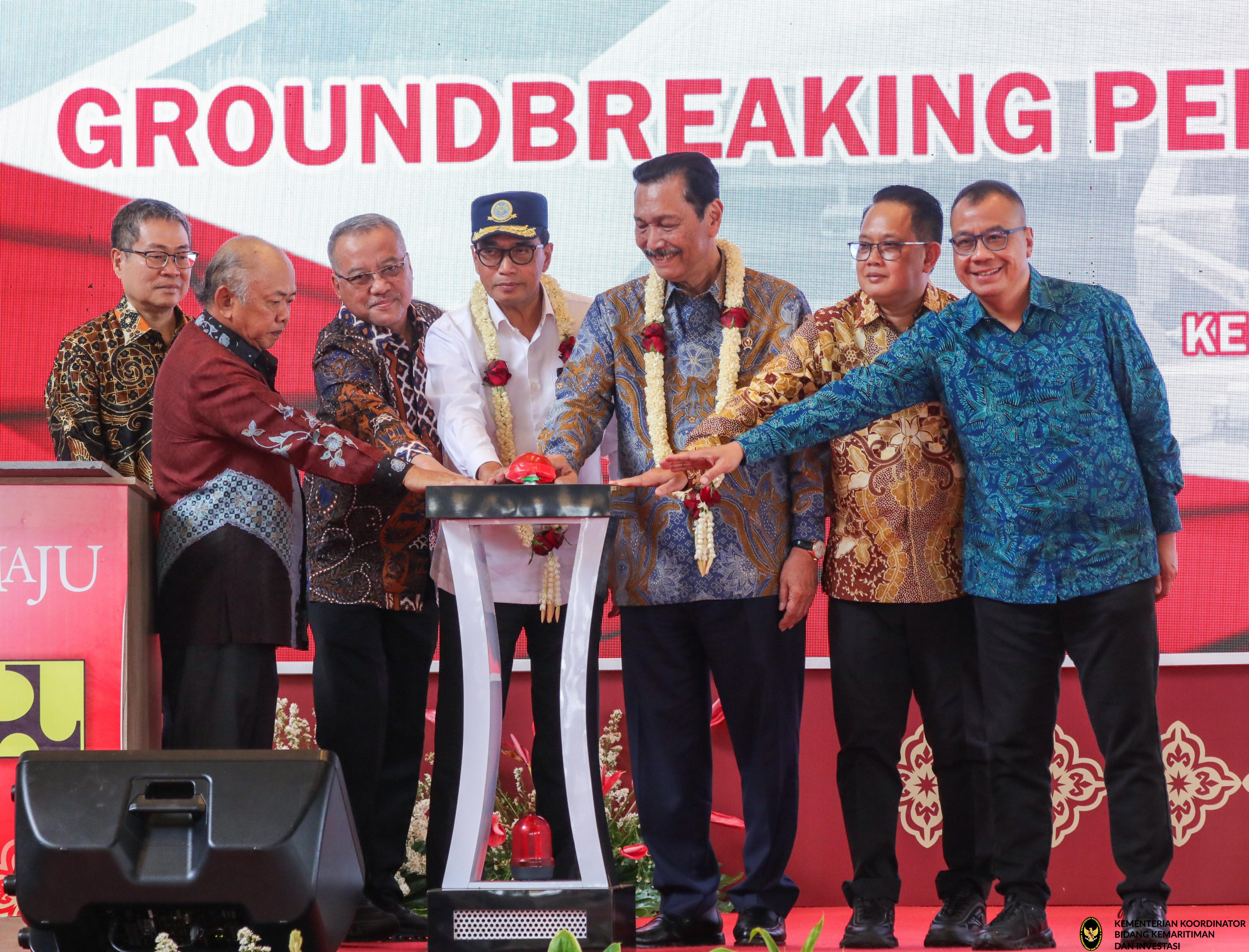 Dokeumentasi Menko Marves bersama Menteri Perhubungan meresmikan secara simbolis pengoperasian Bandara Dhoho Kediri, Kabupaten Kediri, Jawa Timur, Jumat