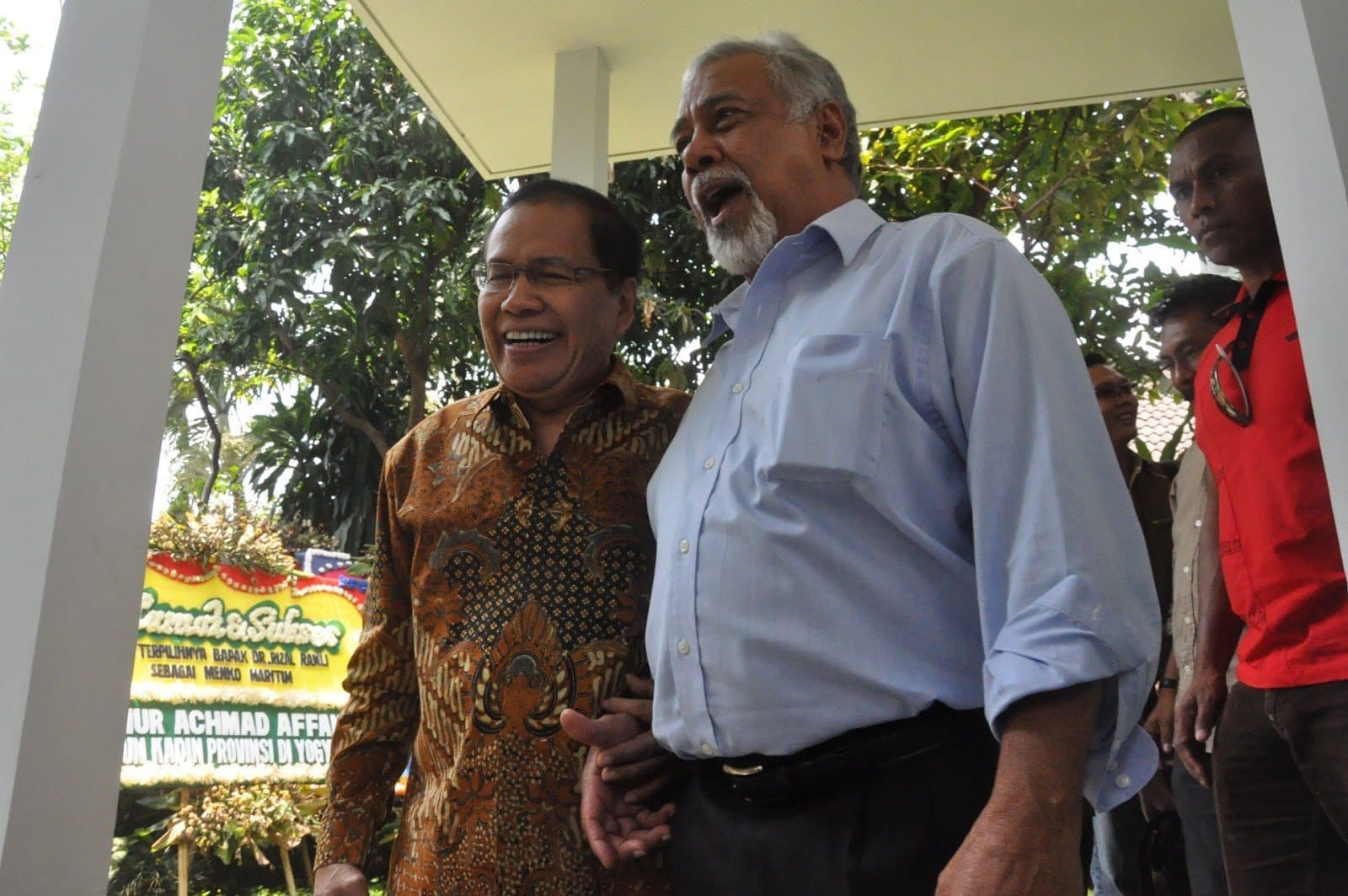 3.Menko Maritim dan Sumber Daya Rizal Ramli (kiri) menyambut Mantan Presiden Timor Leste Xanana Gusmao di kediaman menko di Jaksel.