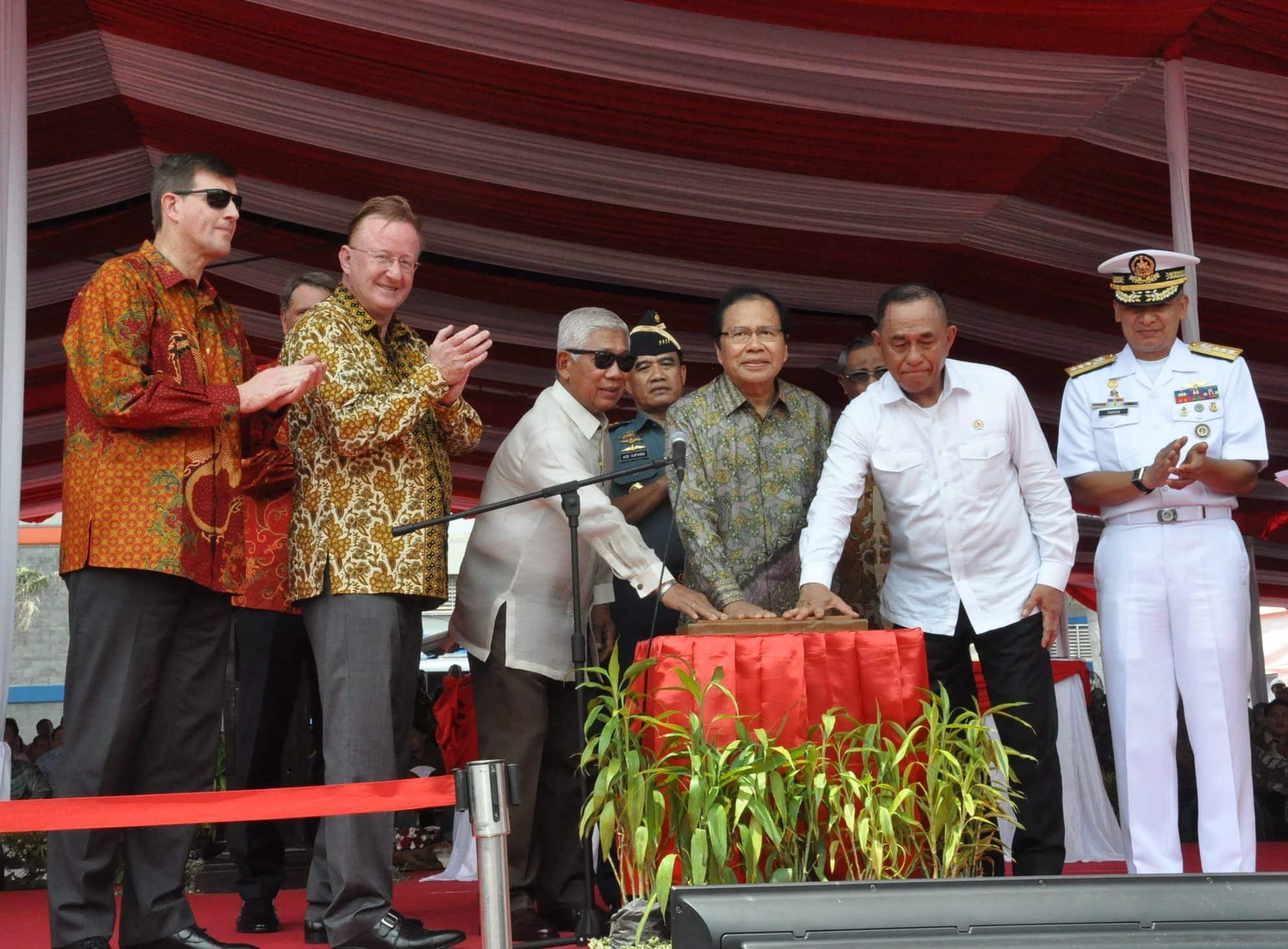 7.Menko_Maritim_dan_Sumberdaya_Rizal_Ramli_(_3_kanan)_dan_Menhan_Riamyzard_Ryacudu_(2_kanan)_serta_Menhan_Philipina_Voltare_Gazman_(3_kiri)_menekan_tombol_peluncuran_kapal_Strategic_Sealift_Vessel_