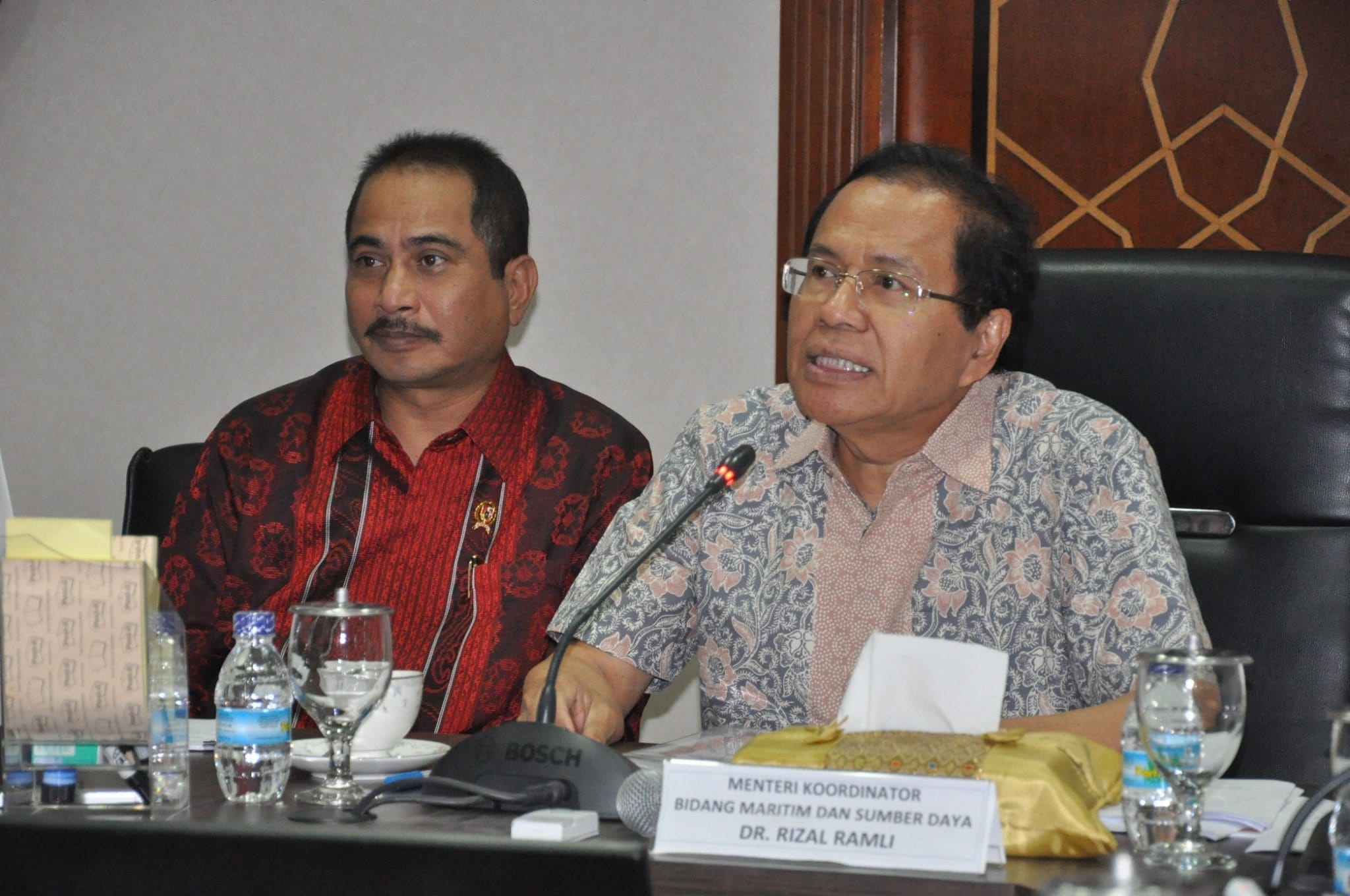 9._Menko_Maritim_dan_Sumberdaya_Rizal_Ramli_(kanan)_Menpar_Arif_Yahya_pimpin_rakor_pembahasan_rancangan_Kepres_ttg_Pembentukan_Otoritas_Pariwisata_Danau_Toba_di_kantor_Menko_28-12-2015_._2