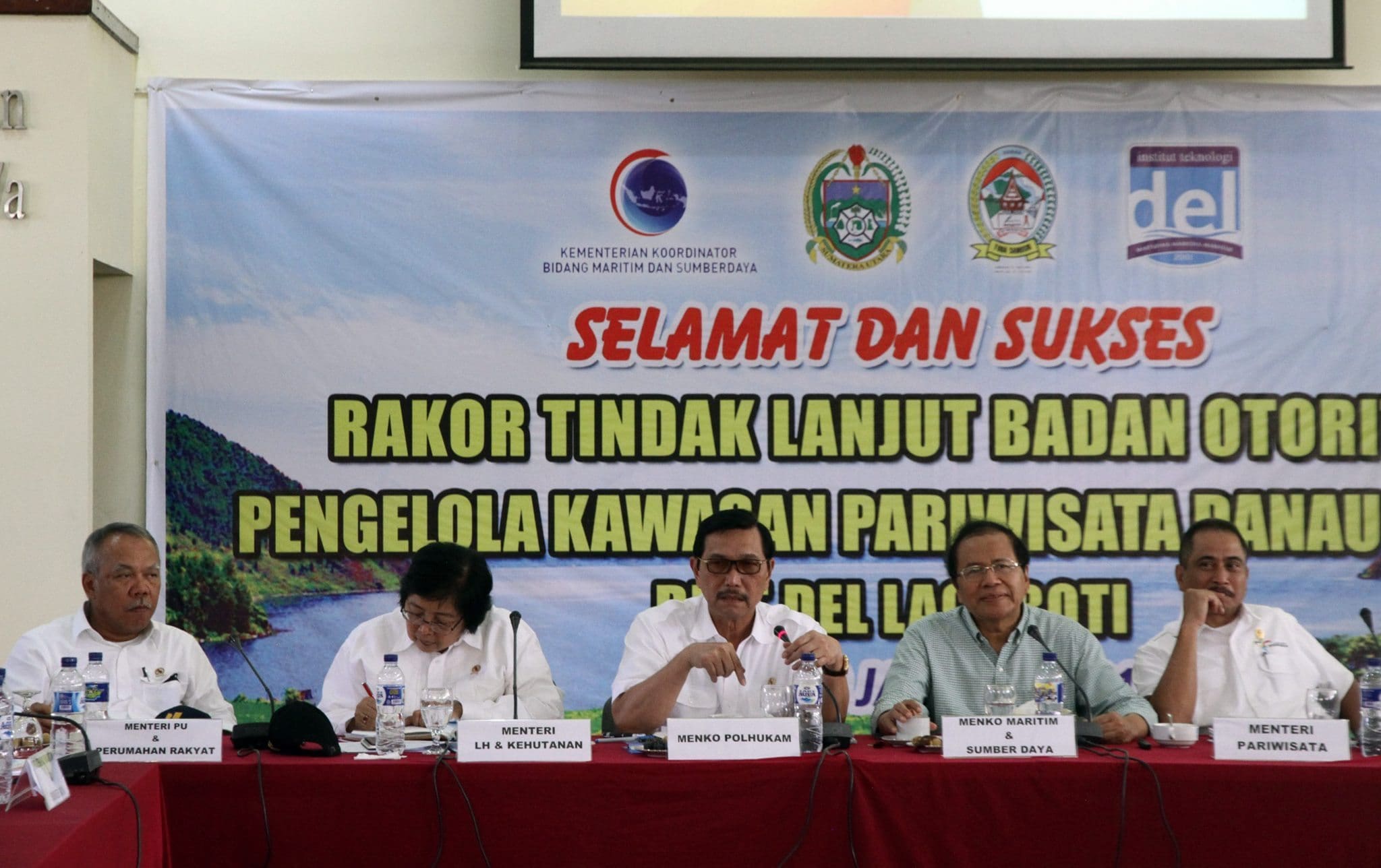 Menko Bidang Maritim dan Sumber Daya Rizal Ramli (kedua kanan) bersama (dari ki-ka) Menteri Pekerjaan Umum dan Perumahan Rakyat Basuki Hadimuljono, Menteri Lingkungan Hidup dan Kehutanan Siti Nurbaya, Menko Polhukam Luhut Panjaitan dan Menteri Pariwisata A