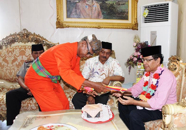 Kepala Negeri Adat Gorontalo Doakan Menko Rizal Kepala Negeri Adat Gorontalo Doakan Menko Rizal