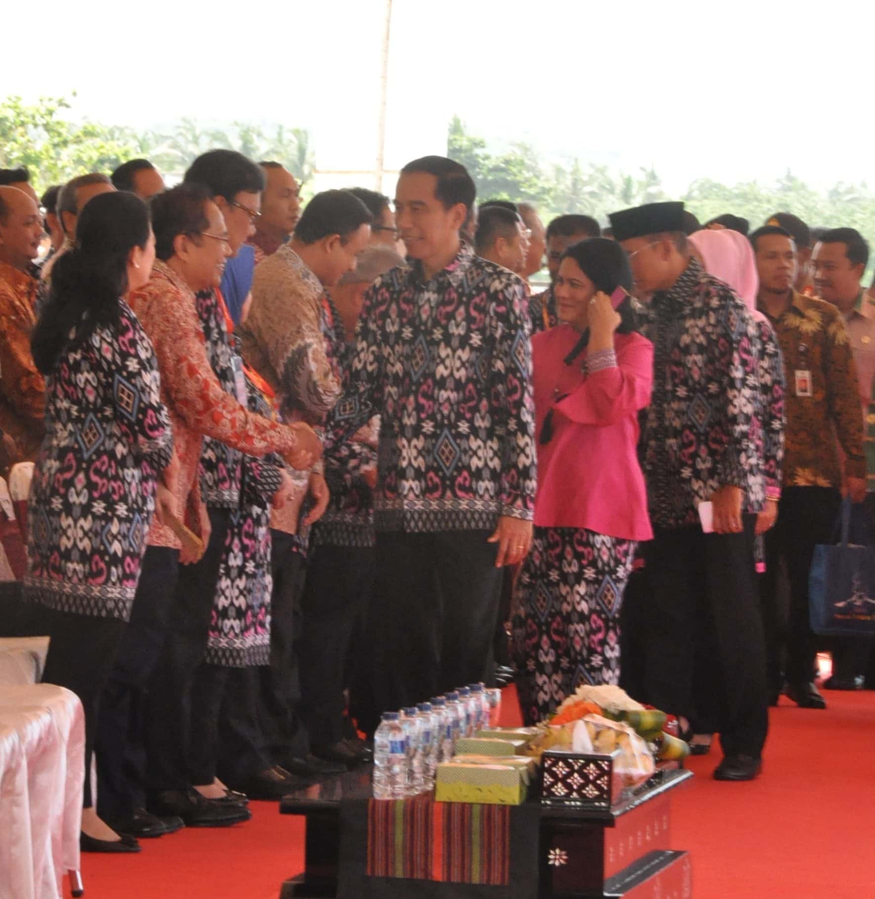 5Presiden RI Jokowi dan Ibu Iriana Jokowi hadir pada peringatan Hari Pers Nasional 2016 di pantai Mandalika Lombok Selatan NTB pada 9-2-2016.