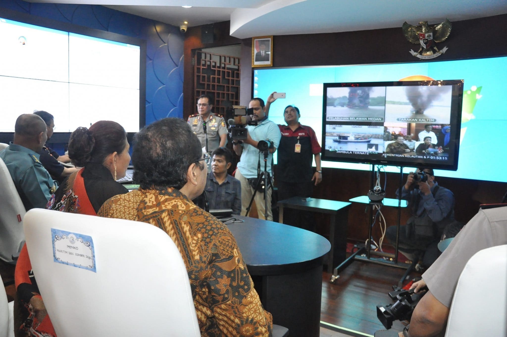 Menko Rizal Pantau Langsung Penenggelaman Kapal Ilegal dari Kantor Menteri Susi Menko Rizal Pantau Langsung Penenggelaman Kapal Ilegal dari Kantor Menteri Susi