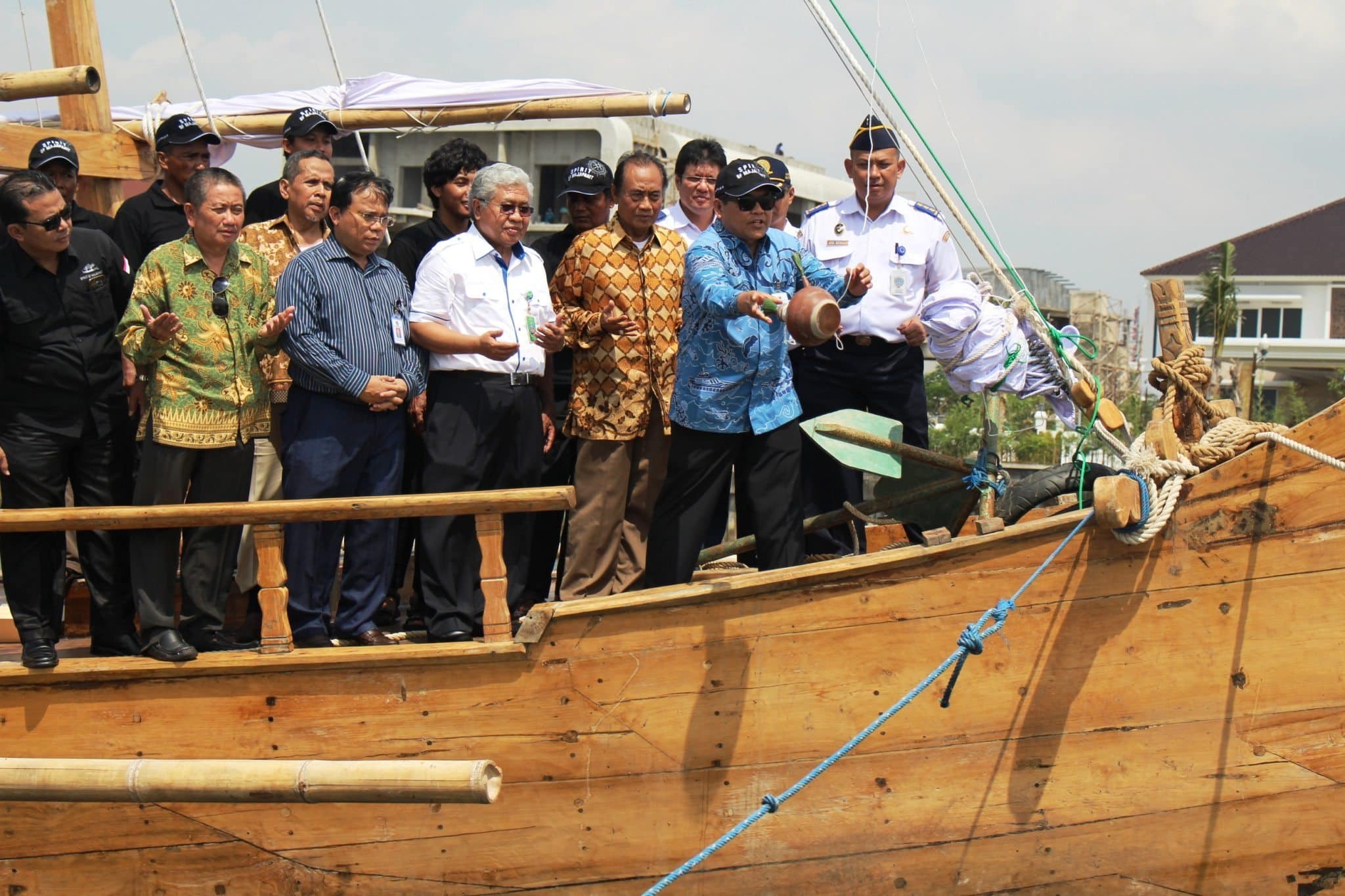 6. Secara simbolis Deputi 4 Bidang SDM,Iptek dan Budaya Maritim melaksanakan Ritual Pecah Kendi di dampingi Pejabat dari Kemenhub, Armabar dan Para Awak Kapal Spirit of Majapahit