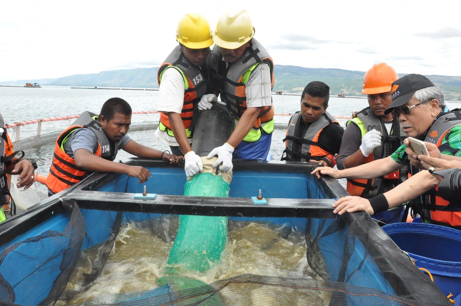 9.KJA. PT . Suri Tani Pemuka menggunakan Lift up system utk menyedot ikan mati dan kotoran di dasar keramba