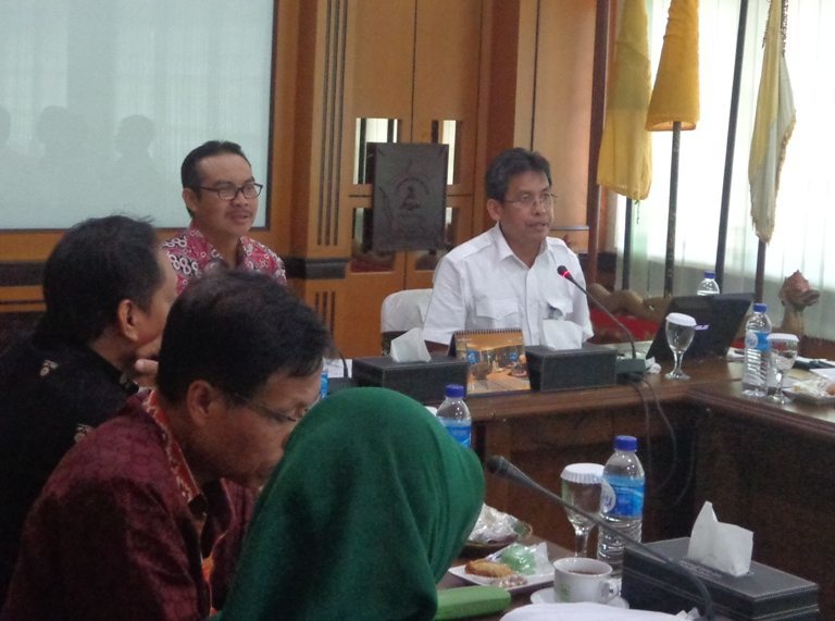 Asisten Deputi Insfrastruktur Pelayaran, Perikanan, dan Pariwisata, Rahmat Hidayat dan Bupati Kulon Progo Hasto Wardoyo