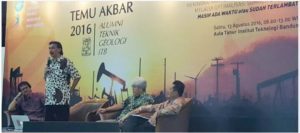 Deputi III Bidang Koordinasi Infrastruktur, Ridwan Djamaluddin selaku Ketua Ikatan Alumni ITB memberikan sambutan dalam acara Temu Akbar Alumni Geologi ITB, Bandung (13/8).