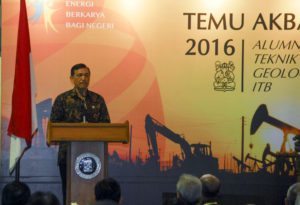 Menteri Koordinator Bidang Kemaritiman Luhut B. Pandjaitan menyampaikan pidatonya di acara temu akbar alumni Teknik Geologi ITB Bandung, 13 Agustus 2016