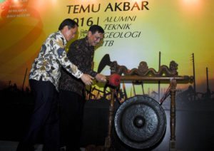 Menteri Koordinator Bidang Kemaritiman Luhut B. Pandjaitan di dampingi Rektor ITB Kadarsah Suryadi membuka acara temu akbar alumni Teknik Geologi ITB Bandung, 13 Agustus 2016