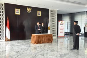 4. Pelaksana tugas (Plt) Menteri Energi dan Sumber Daya Mineral (ESDM) Luhut B.Pandjaitan melantik Kepala Badan Geologi, Ego Syahrial, di lobby Gedung Utama Kementerian ESDM Jakarta (18/8).