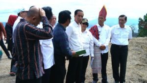 Menteri Koordinator Bidang Kemaritiman Luhut B Pandjaitan bersama presiden RI Joko Widodo Meninjau lokasi Taman Bunga Sijaba, Desa Parulohan, Kecamatan Lintong Nihuta, Kabupaten Humbang Hasundutan pada Senin, 22 agustus 2016