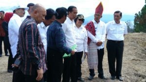 Menteri Koordinator Bidang Kemaritiman Luhut B Pandjaitan bersama presiden RI Joko Widodo Meninjau lokasi Taman Bunga Sijaba, Desa Parulohan, Kecamatan Lintong Nihuta, Kabupaten Humbang Hasundutan pada Senin, 22 agustus 2016