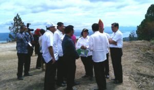 Menteri Koordinator Bidang Kemaritiman Luhut B Pandjaitan bersama presiden RI Joko Widodo Meninjau lokasi Taman Bunga Sijaba, Desa Parulohan, Kecamatan Lintong Nihuta, Kabupaten Humbang Hasundutan pada Senin, 22 agustus 2016