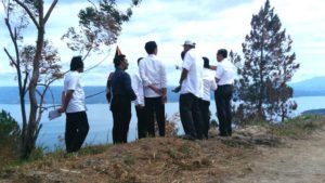 Menteri Koordinator Bidang Kemaritiman Luhut B Pandjaitan bersama presiden RI Joko Widodo Meninjau lokasi Taman Bunga Sijaba, Desa Parulohan, Kecamatan Lintong Nihuta, Kabupaten Humbang Hasundutan pada Senin, 22 agustus 2016