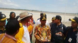 Deputi II Bidang Sumber Daya Alam dan Jasa Kemenko Bidang Kemaritiman Agung Kuswandono meninjau PT Garam di Bipolo Kupang, 25 Agustus 2016