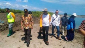 Deputi II Bidang Sumber Daya Alam dan Jasa Kemenko Bidang Kemaritiman Agung Kuswandono meninjau PT Garam di Bipolo Kupang, 25 Agustus 2016