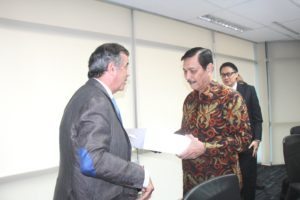 Menteri Koordinator Bidang Kemaritiman Luhut B. Pandjaitan menerima cinderamata dari Head of Military Fernando Alonso atas kunjungan Airbush Goup Indonesia, Jakarta 4 Agustus 2016