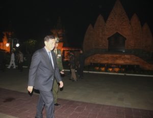 Menteri Koordinator Bidang Kemaritiman Luhut B. Pandjaitan meninggalkan lokasi acara Apel Kehormatan dan Renungan Suci yg di pimpin langsung oleh Presiden RI Joko Widodo di Taman Makam Pahlawan Kali Bata, Jakarta 16 Agustus 2016