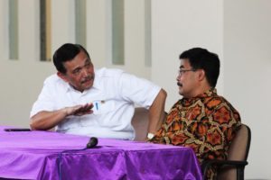 Menteri Koordinator Bidang Kemaritiman Luhut B Pandjaitan sedang berdiskusi dengan Rektor Institut Teknologi DEL, Laguboti 19 Agustus 2016