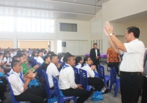 Menteri Koordinator Bidang Kemaritiman Luhut B Pandjaitan berpamitan kepada seluruh siswa siswi SMA Unggul DEL, Laguboti 19 Agustus 2016 