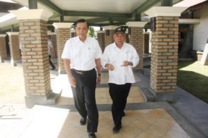 Menteri Koordinator Bidang Kemaritiman Luhut B Pandjaitan bersama Menteri PUPR Mochamad Basoeki sebelum rapat koordinasi di mulai, Tobasa 20 Agustus 2016