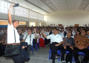 Menteri Koordinator Bidang Kemaritiman Luhut B Pandjaitan berselfi bersama dengan siswa siswi SMA Unggul DEL ,Laguboti 19 Agustus 2016