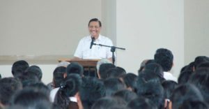 Menteri Koordinator Bidang Kemaritiman Luhut B Pandjaitan memberikan arahannya di depan  siswa siswi SMA Unggul DEL ,Laguboti 19 Agustus 2016