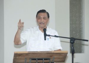 Menteri Koordinator Bidang Kemaritiman Luhut B Pandjaitan memberikan arahannya di depan  siswa siswi SMA Unggul DEL ,Laguboti 19 Agustus 2016