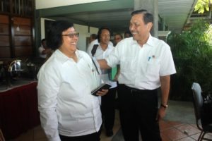 Menteri Koordinator Bidang Kemaritiman Luhut B Pandjaitan sambut menteri Lingkungan Hidup Siti Nurbaya di Loby Kampus IT DEL, Tobasa 20 Agustus 2016