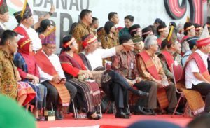 Menteri Koordinator Bidang Kemaritiman Luhut B Pandjaitan beserta Ibu Devi Pandjaitan mendampingi Presiden RI Joko Widodo dalam Rangka Rangkaian Karnaval Kemerdekaan Toba, di Balige Kabupaten Tobasa 21 Agustus 2016