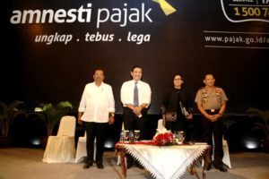 Menteri Koordinator Bidang Kemaritiman Luhut B. Pandjaitan (2 kiri), Menteri Keuangan Sri Mulyani (2 kanan), Kapolri Tito Karnavian (kanan), Jaksa Agung (kiri) Berfoto Bersama Pada Saat Acara Amnesti Pajak di JIEXPO Kemayoran di Jakarta 1 Agustus 2016