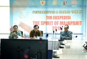 Kementerian Koordinator Bidang Kemaritiman diwakili Sekretaris Kemenko Bid. Kemaritiman Asep D Muhammad (tengah) bersama Deputi Bidang SDM, IPTEK dan Budaya Maritim Safri Burhanuddin (kiri) menggelar acara penyambutan dan ramah tamah Tim Ekspedisi The Spirit of Majapahit di Kantor Kemenko Maritim, Jakarta (12/8).