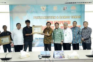 Sekretaris Kemenko Bidang Kemaritiman Asep D Muhammad, memberikan Sertifikat Penghargaan Kepada Perwakilan Tim Ekspedisi Spirit Of Majapahit di Kantor Kemenko Maritim, Jakarta, Jumat (12/8)