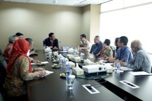 3. Menko Maritim Luhut B. Pandjaitan (tengah) mengadakan pertemuan dengan Centre of Strategic and International Study (CSIS) di Kantor Kemenko Maritim, Jakarta (18/8).