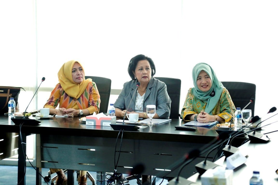 Ibu Devi Pandjaitan Pimpin Rapat Dharma Wanita Persatuan (DWP) Kemenko Maritim. Ibu Devi Pandjaitan Pimpin Rapat Dharma Wanita Persatuan (DWP) Kemenko Maritim.