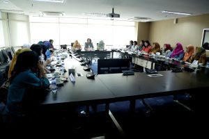 Ibu Devi Pandjaitan (tengah) saat memimpin Rapat Dharma Wanita Persatuan (DWP) Kemenko Maritim di Jakarta, Selasa (30/8)