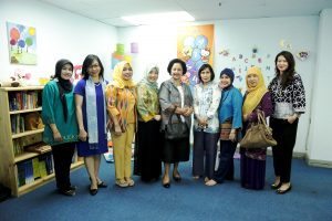 Foto bersama Ibu Devi Pandjaitan dengan Pengurus Dharma Wanita Persatuan (DWP) Kemenko Bidang Kemaritiman di Pojok Baca Kemenko Maritim, Jakarta, Selasa (30/8).