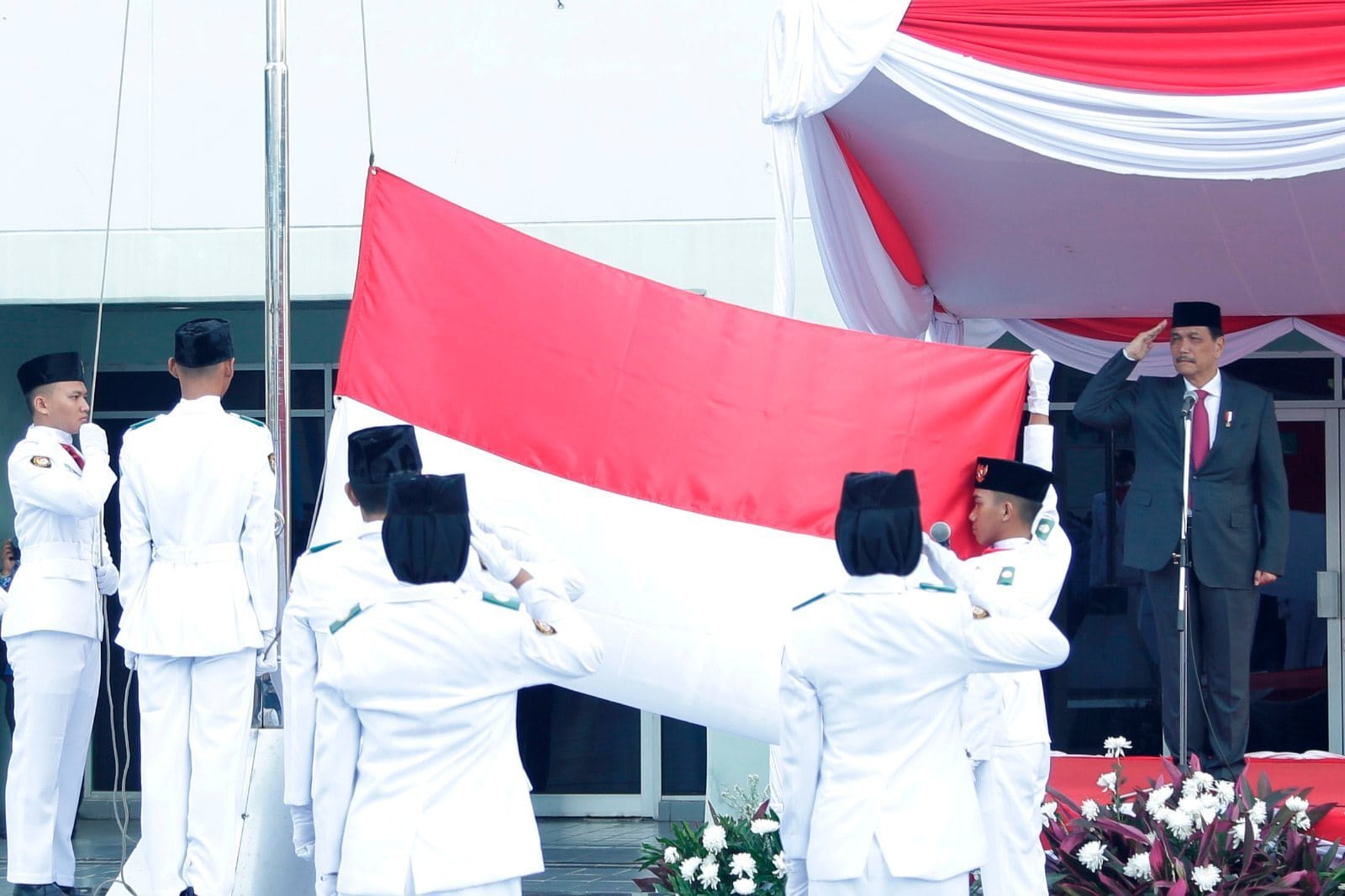 Menko Maritim sebagai Inspektur Upacara Peringatan HUT RI ke-71 Menko Maritim sebagai Inspektur Upacara Peringatan HUT RI ke-71