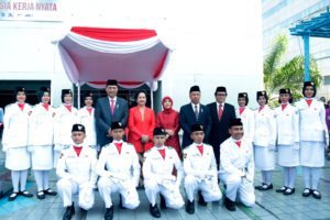 Menko Luhut berfoto bersama Pasukan Pengibar Bendera (Paskibra), Jakarta (17/8).