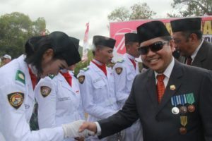 Deputi IV Bidang Koordinasi SDM,Iptek,dan Budaya Maritim Kementerian Koordinator Bidang Kemaritiman bersama petugas pengibar bendera merah putih, 17 Agustus 2016