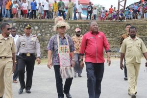 Deputi Agung Kuswandono didampingi Bupati Sorong Selatan Samsudin Anggiluli meninjau rencana lokasi pembangunan ice flake machine di Kab. Sorong Selatan (1/9)