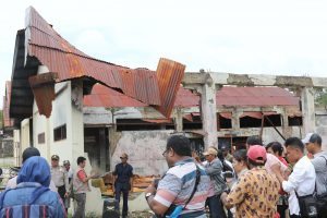 Peninjauan lokasi bekas pabrik es yang terbakar yang akan dijadikan lokasi pembangunan ice flake machine skala besar di Kab. Sorong Selatan (1/9)