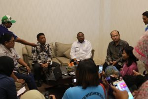 Deputi Agung dan Bupati Sorong Selatan memberikan keterangan pers kepada media usai pembukaan Rakor Pemenuhan Pasokan Daya Listrik Bagi Sarana dan Prasarana Pendukung Produksi Kelautan dan Perikanan Regional Maluku-Papua di Sorong (Rabu, 31/8)