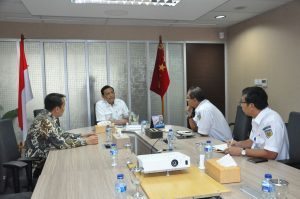 Menteri Koordinator Bidang Kemaritiman Luhut B. Pandjaitan hari Senin (5/9) rapat dengan Dirut KAI Edi Sukmono di kantor Menko Maritim, Jakarta 5 September 2016