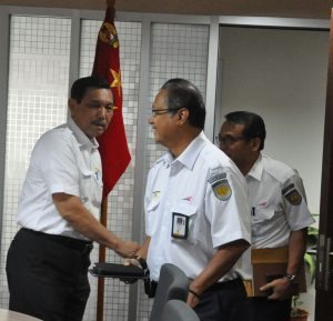 Menteri Koordinator Bidang Kemaritiman Luhut B. Pandjaitan hari Senin (5/9) rapat dengan Dirut KAI Edi Sukmono di kantor Menko Maritim, Jakarta 5 September 2016